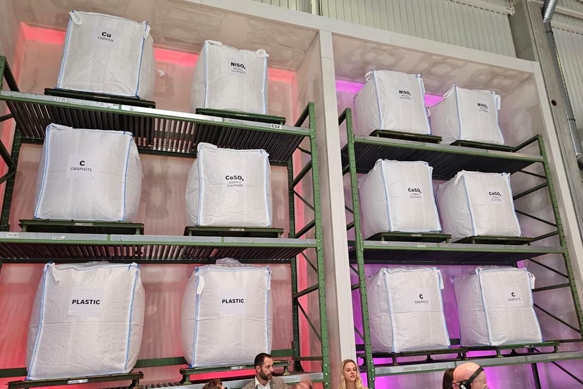 Nach dem Zerkleinern werden die Batterien in einem integrierten mechanisch-hydrometallurgisches Verfahren aufbereitet, Aluminium, Lithium und Graphit stehen danach für den Neubau von Batterien zur Verfügung wie Eisen und Kunststoff. Foto: Mercedes-Benz