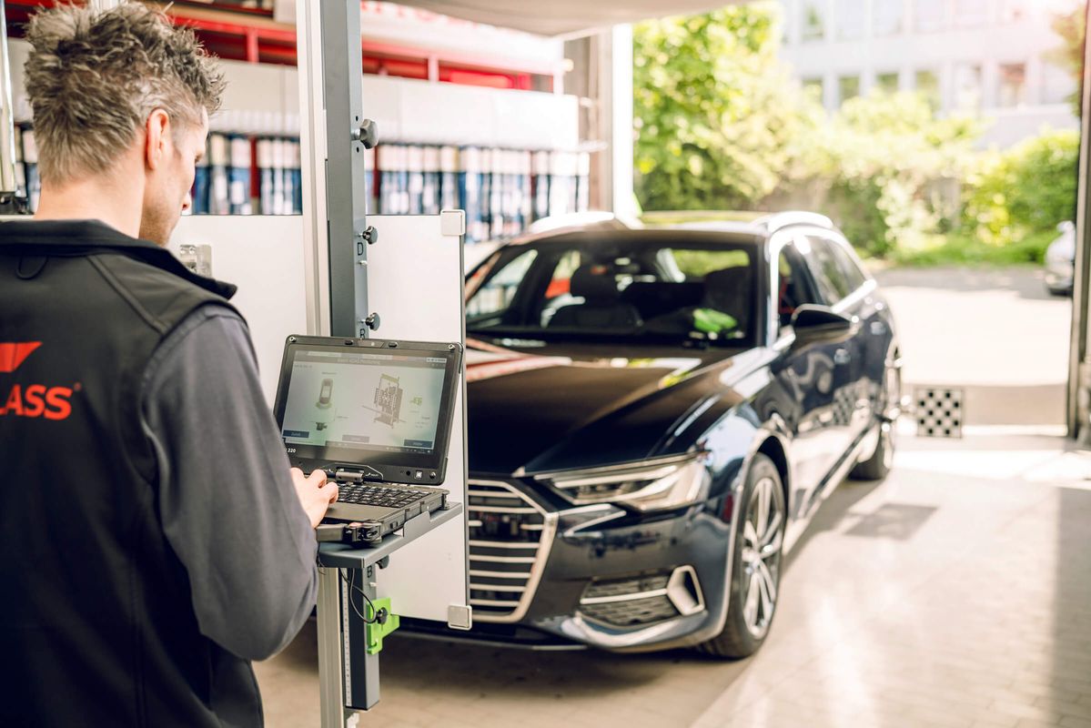 Auch Autoglas-Spezialist Carglass ist auf die Reparaturdaten der Autohesteller angewiesen. Foto: Carglass Auch Autoglas-Spezialist Carglass ist auf die Reparaturdaten der Autohesteller angewiesen. Foto: Carglass