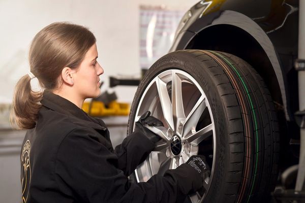 Foto: Continental/Kristof Poggel - Der Radwechsel muss nicht unbedingt in der Werkstatt durchgeführt werden Foto: Continental/Kristof Poggel - Der Radwechsel muss nicht unbedingt in der Werkstatt durchgeführt werden